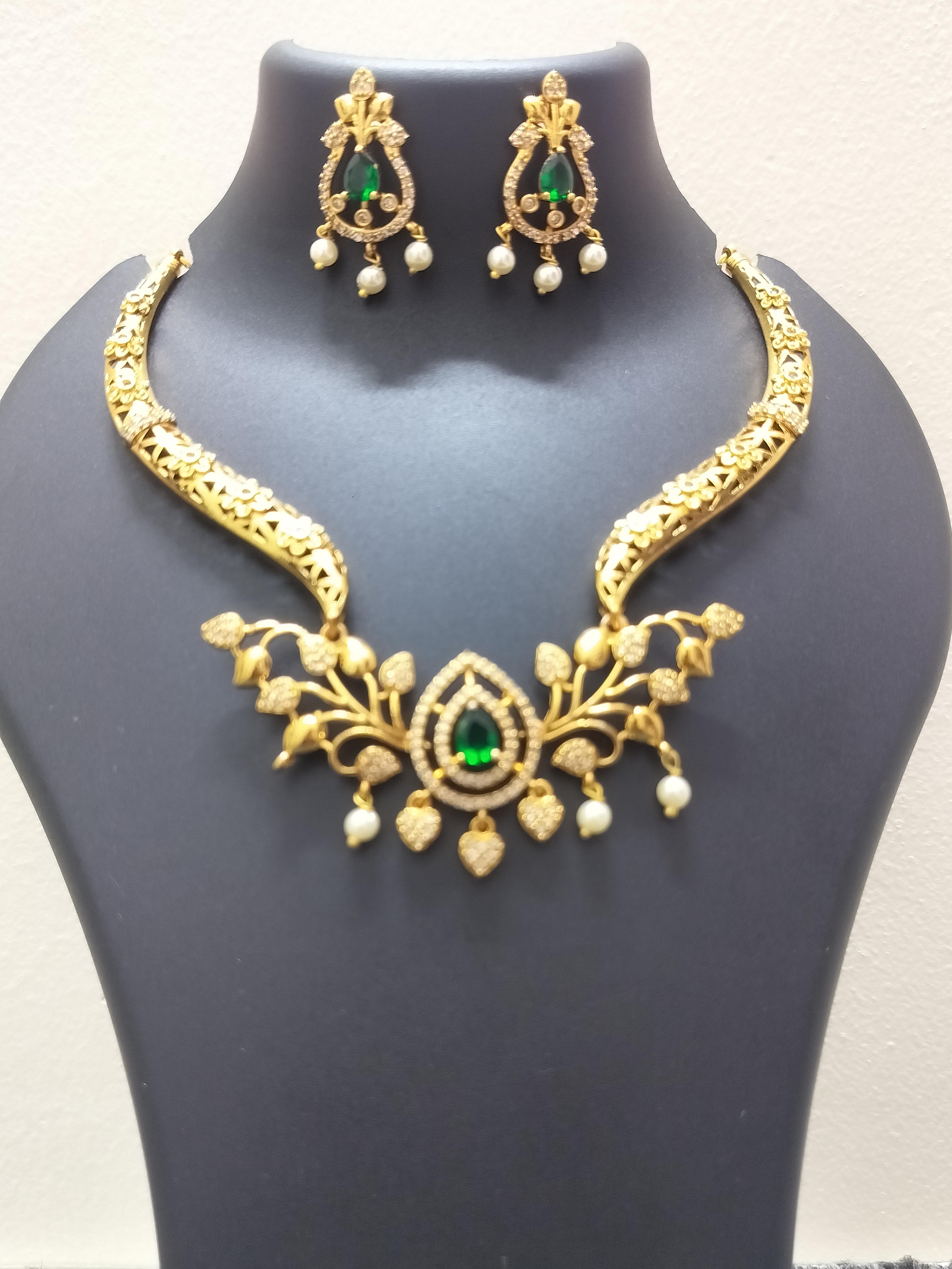 Leaf patten,luxury pearl with green crystel - product media